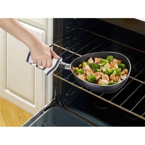 2.5 qt Non-Stick Triangle Easy Pour Pan in Black L470