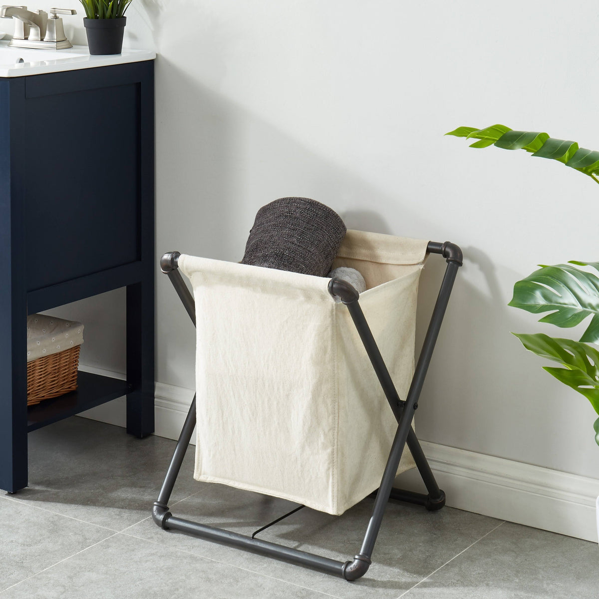 Black Laundry Hamper Z8271