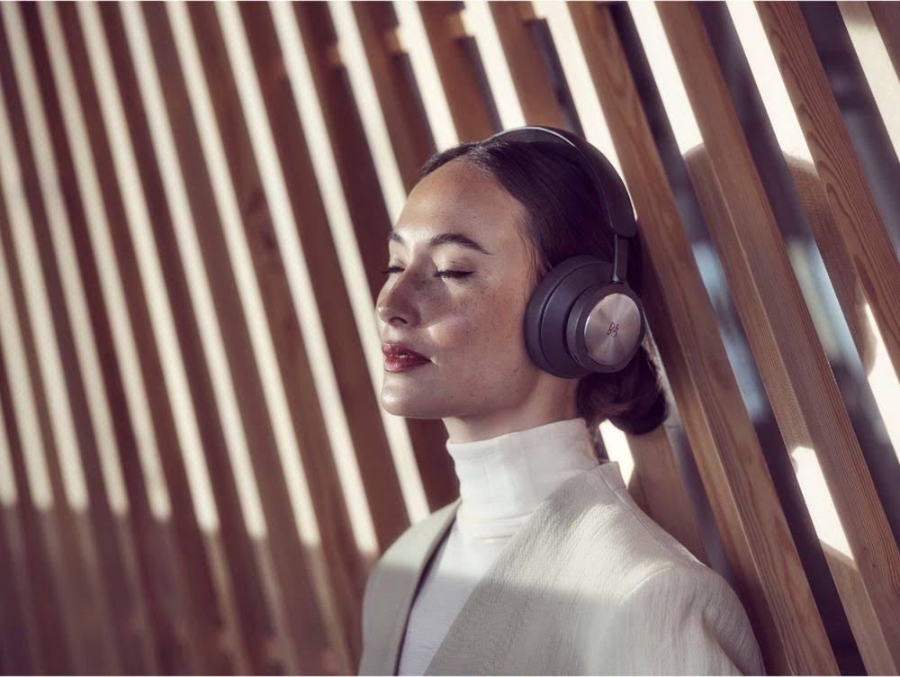 Navy Wireless Noise Cancelling Over-the-Ear Headphones R18260